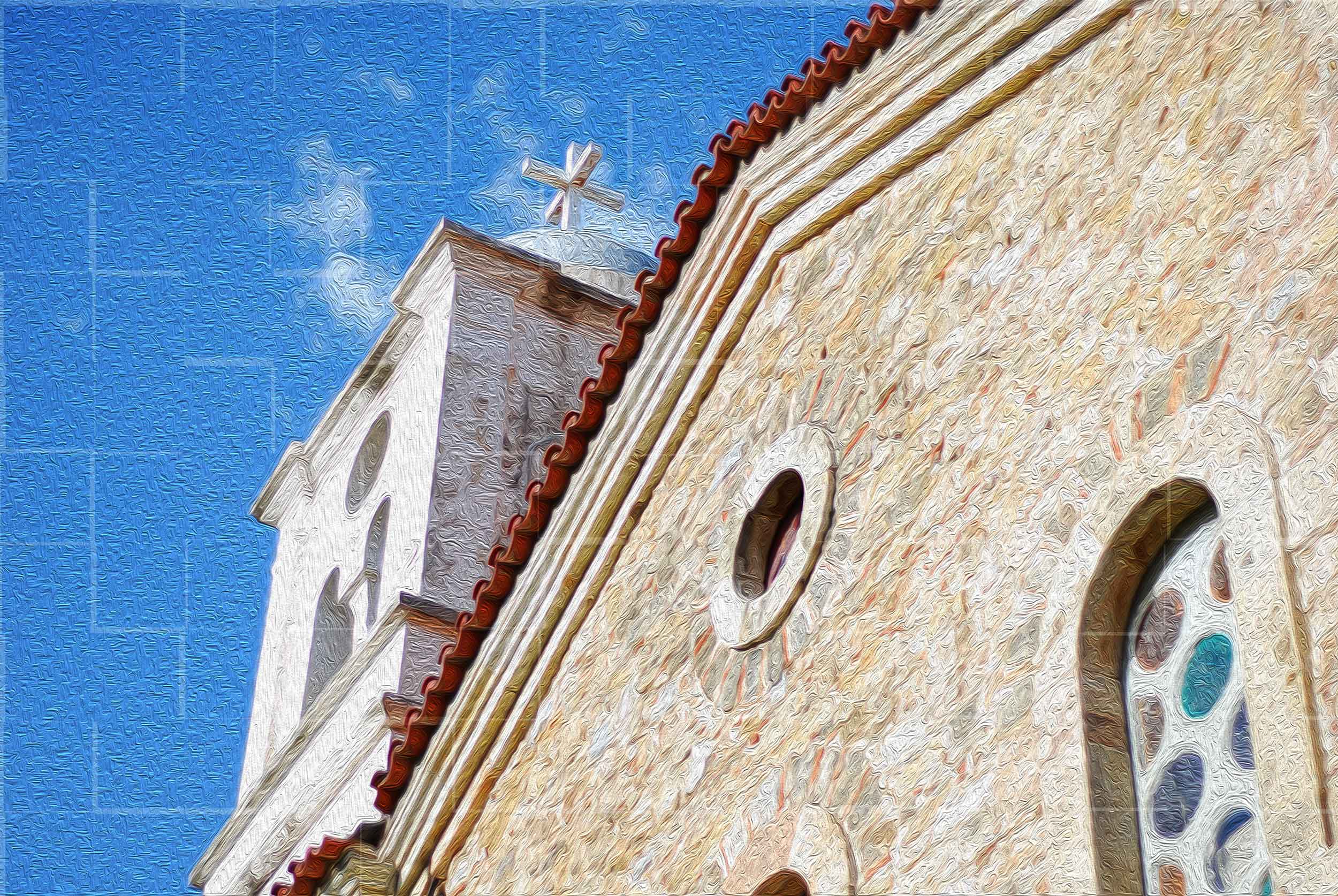 Campanile della chiesa del paese contro il cielo