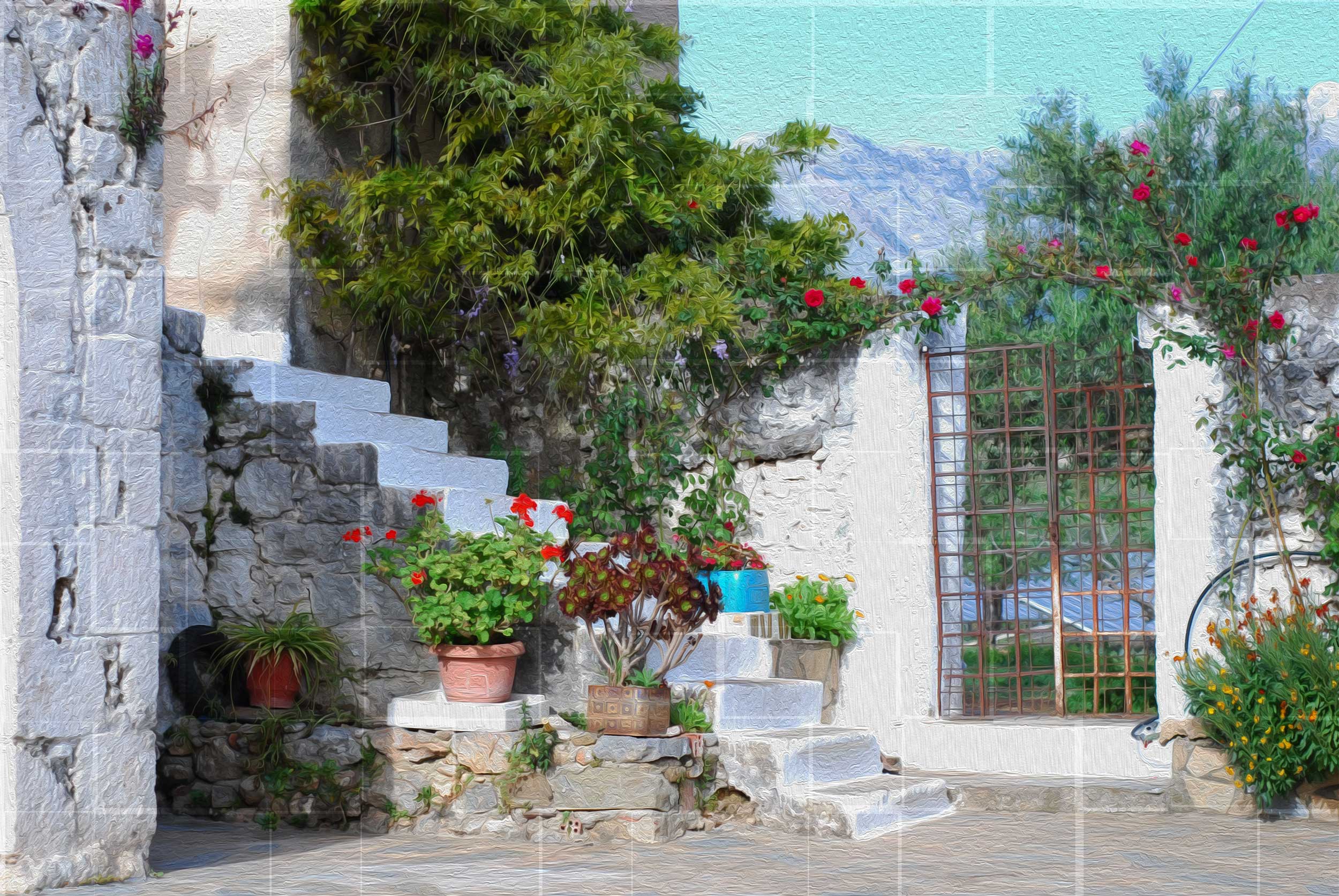 Cortile con gradini, vasi di fiori e un cancello blu