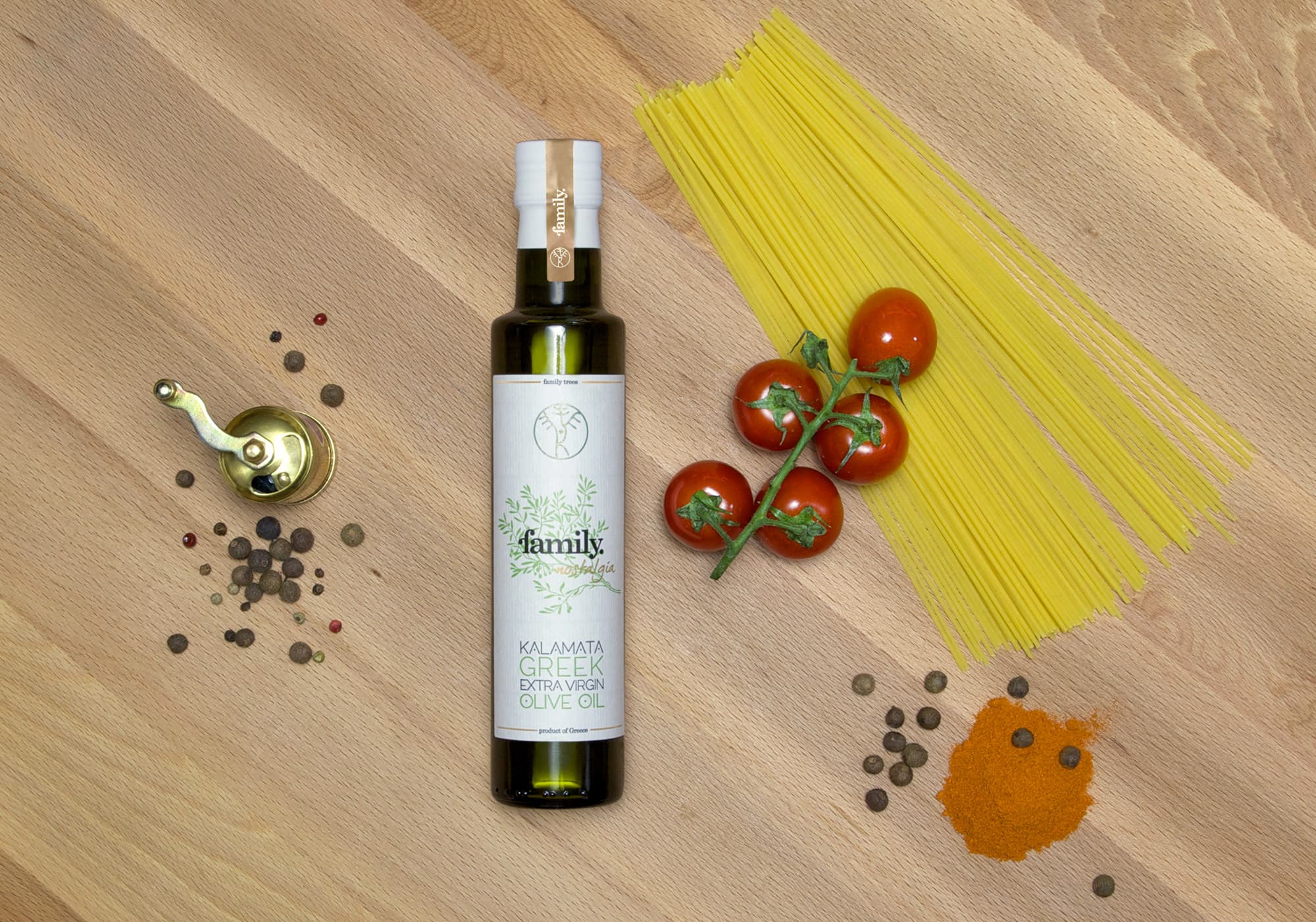 Botella de aceite de oliva family. nostalgia de 250 ml tumbada entre tomates cherry y pasta seca