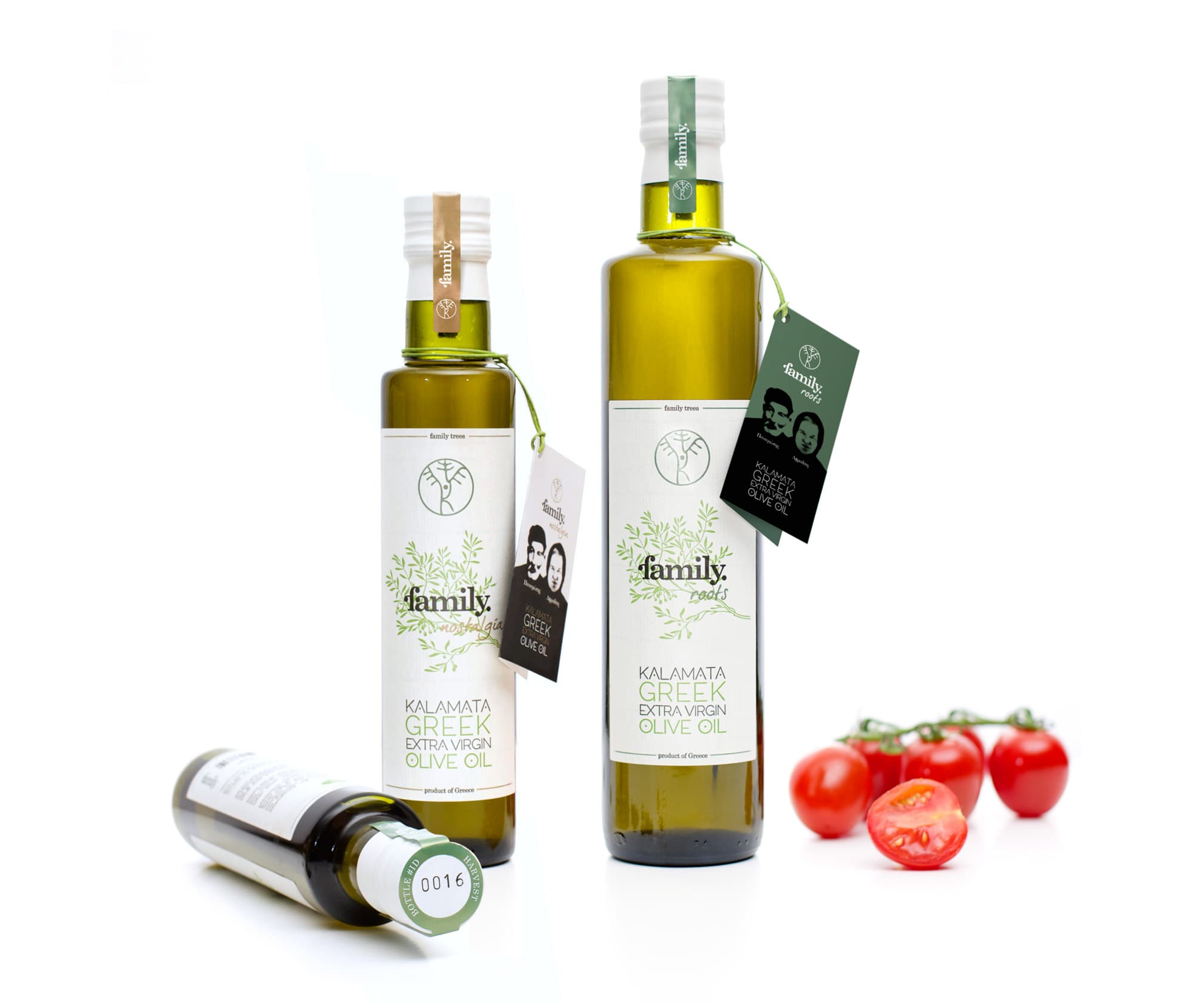 Botellas de aceite de oliva family. nostalgia y family. roots junto a un racimo de tomates cherry