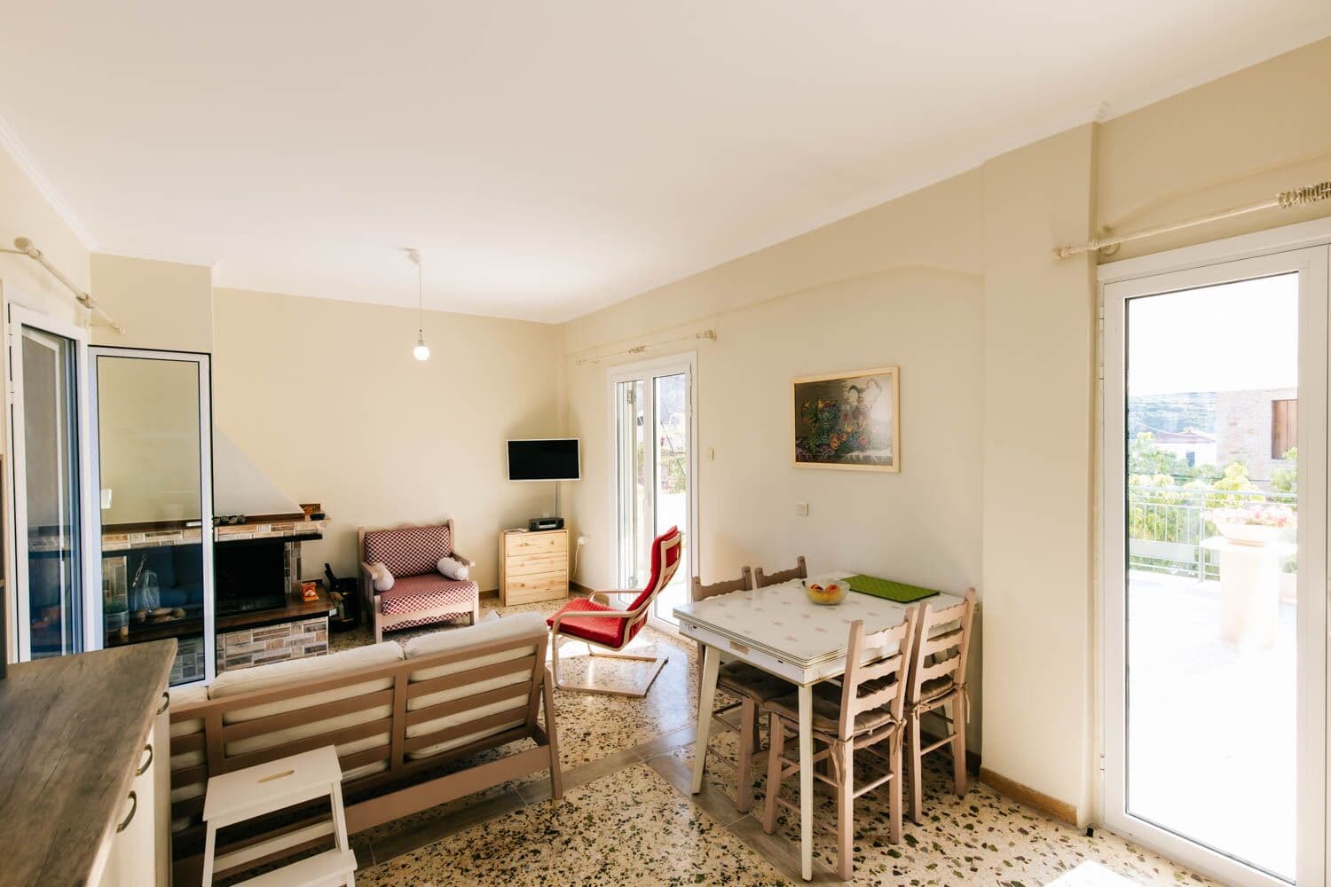 Salón con chimenea, sofá y mesa de comedor